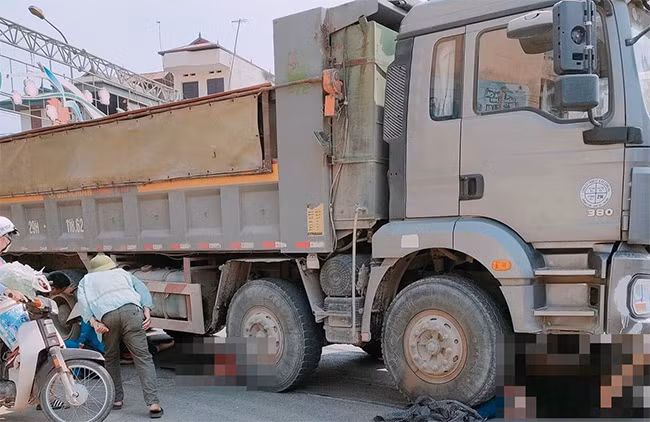 Ha Noi: Xe may va cham o to tai, 3 me con tu vong tai cho