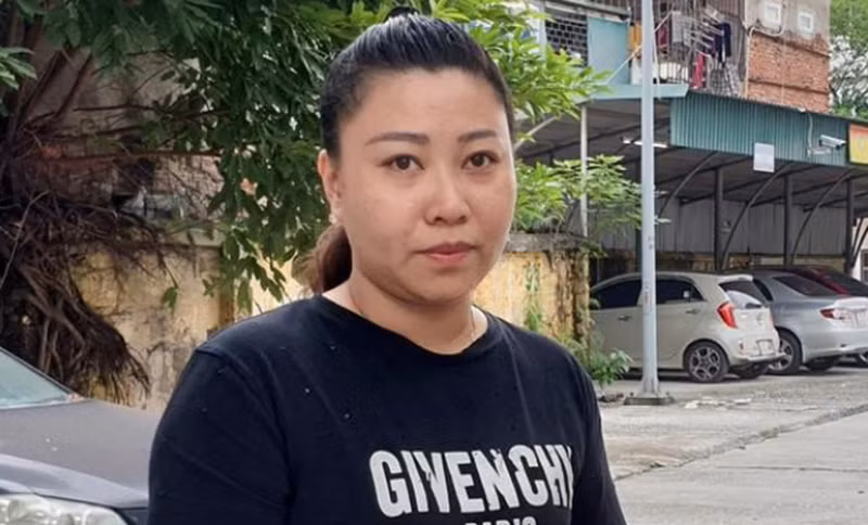 Sau khi vào cuộc xác minh, Công an Hà Nội đã giáng 2 cấp hàm từ đại uý xuống trung uý với Lê Thị Hiền. Ngay sau đó, Đảng bộ quận Đống Đa khai trừ Đảng với Trung uý Lê Thị Hiền. Sau khi bị giáng cấp hàm, khai trừ Đảng, Trung uý Lê Thị Hiền đã làm đơn xin ra khỏi ngành và được Ban Giám đốc Công an Hà Nội đồng ý. Tháng 3/2022, bà Hiền bị VKSND quận Đống Đa, Hà Nội truy tố về tội “Cướp tài sản”. 