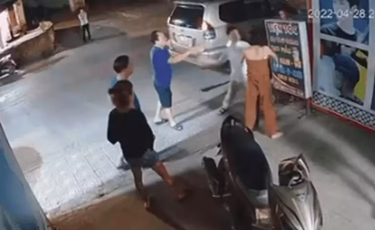 Loat can bo cong an bi xu ly, ki luat vi hanh xu con do