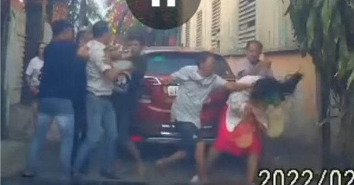 Trước đó, khoảng 16h ngày 11/4/2022, chị N.T.A.H. (SN 1989, ngụ tại Bình Dương) cùng gia đình đi xe ô tô vào nhà ở đường An Thạnh 14 (phường An Thạnh) khi vừa vào hẻm được khoảng 100 mét thì bị một số xe ô tô đậu chắn lối đi không thể vào trong. Lúc này, chị H. đi tìm chủ xe nhờ di chuyển vào trong thì chủ xe cùng một số người đang tổ chức tiệc trong hẻm bước ra cự cãi, không đồng ý di chuyển xe để nhường đường, dùng lời nói thách thức chủ nhà. 