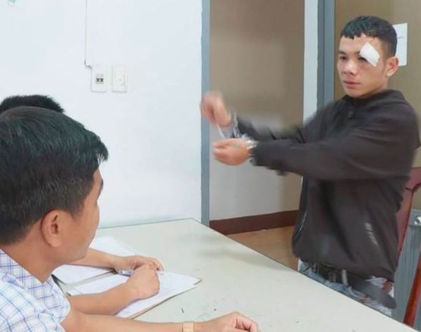  Mâu thuẫn sau chầu nhậu, thủ dao đâm chết đối phương: Xuất phát từ mâu thuẫn sau chầu nhậu, Hồ Viết An Ninh (28 tuổi, trú tại thôn 3, xã Ea Bhôk, huyện Cư Kuin, tỉnh Đắk Lắk) đã thủ sẵn dao sau đó đâm anh Nguyễn Xuân Hùng (30 tuổi, trú cùng địa phương) tử vong. Ngày 1/5, Công an tỉnh Đắk Lắk cho biết đang điều tra làm rõ. 