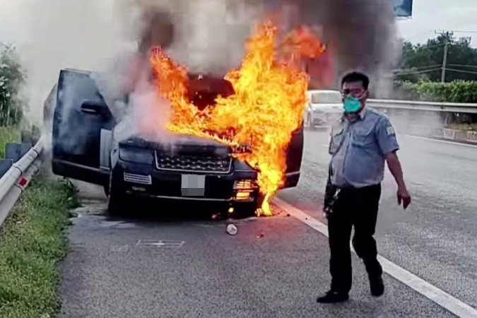  Xe Range Rover bốc cháy trên cao tốc TP HCM - Dầu Giây: Chiều tối 30/4, tài xế Nguyễn Tiến Ngh. (20 tuổi, quê Hà Tĩnh) lái ô tô hiệu Range Rover khi đến cao tốc TP HCM - Dầu Giây địa phận xã An Phước, huyện Long Thành (Đồng Nai), ô tô bất ngờ bốc khói. Nam tài xế cho phương tiện tấp vào làn dừng khẩn cấp thì phương tiện bốc cháy ngùn ngụt. Một số tài xế lưu thông trên cao tốc phát hiện vụ việc, dùng bình chữa cháy mini dập lửa nhưng bất thành. 