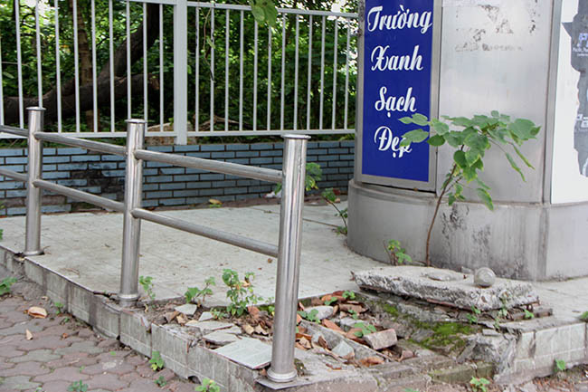 Nhiều người không có ý thức giữ gìn vệ sinh chung, nên nhà vệ sinh rất bẩn và hôi hám.