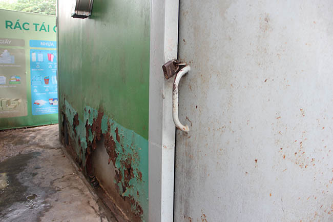 Toàn bộ phần thép mặt ngoài nhà vệ sinh công cộng đã bị bong tróc, hoen gỉ.