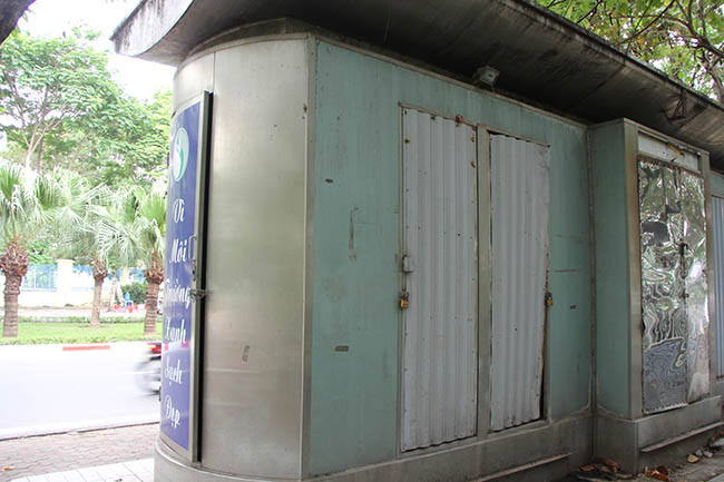 Các hạng mục xuống cấp, nhà vệ sinh cửa đóng then cài.
