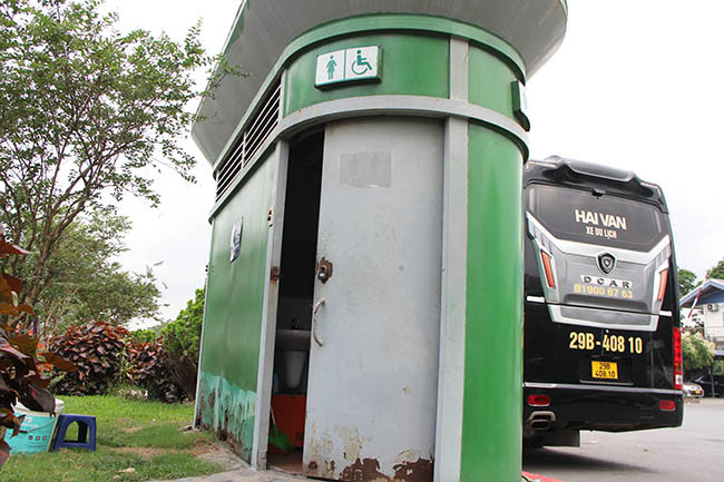 Cũng theo ghi nhận của PV, nhà vệ sinh trên đường Lê Quang Đạo sau 4 năm đưa vào sử dụng bị sỉ sét, hư hỏng.