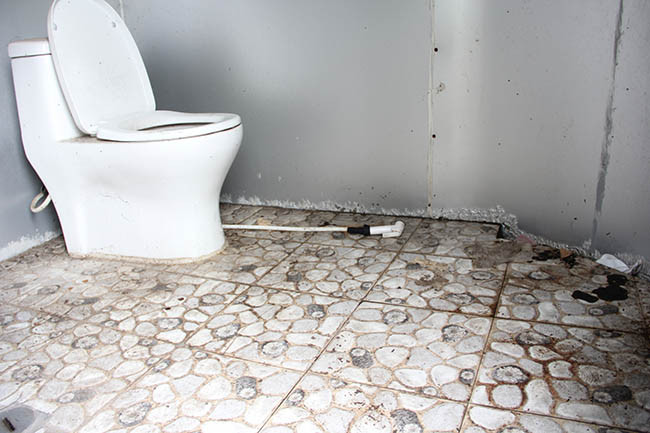 Dù được các nhân viên vệ sinh cọ rửa thường xuyên song những nhà vệ sinh xuống cấp về hạ tầng khiến nhiều người không dám sử dụng.