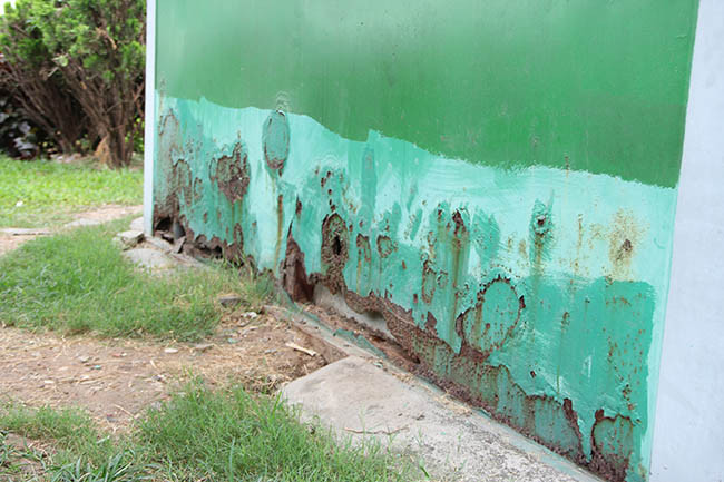 Nhà vệ sinh công cộng này hoen gỉ xuống cấp trầm trọng.