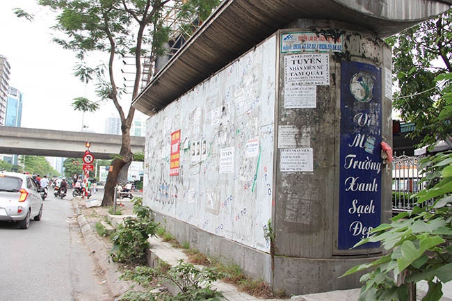 Những tờ quảng cáo dán nhem nhuốc nhà vệ sinh.