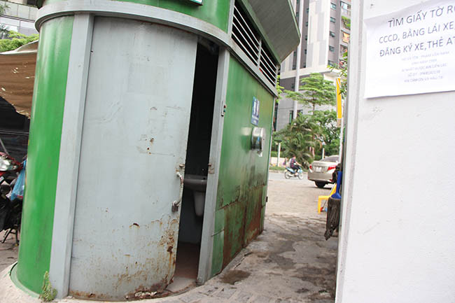 Theo ghi nhận của PV, nhiều nhà vệ sinh công cộng trên các tuyến đường Lê Quang Đạo, Lê Đức Thọ, Nguyễn Hoàng (cạnh bến xe Mỹ Đình), Dương Đình Nghệ, Giáp Nhất và đường Láng đã bị xuống cấp, nhiều hạng mục bị hư hỏng.