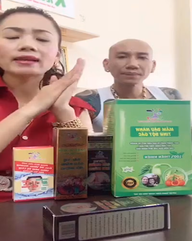 Được biết, Phú Lê không chỉ nổi danh với vẻ ngoài bặm trợn chi chít hình xăm, đeo trang sức vàng hình quạ mà vợ chồng Phú Lê còn dính đến nhiều lùm xùm về việc quảng cáo thực phẩm chức năng, livestream bán hàng online.