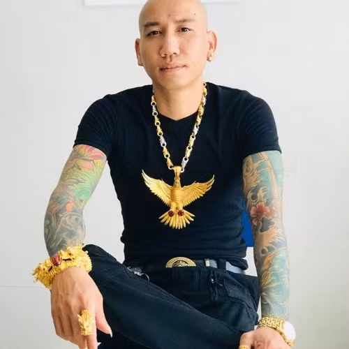 Sinh năm 1980 ở Yên Bái, Phú Lê đã có gia đình và hiện sinh sống tại Hà Nội.