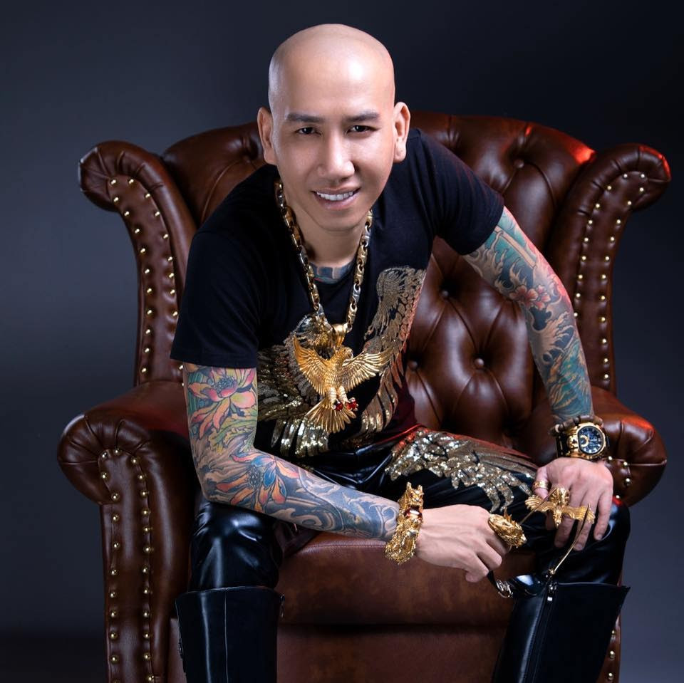 Theo tìm hiểu, tháng 8/2020, Phú Lê cùng đàn em bị khởi tố, bắt tạm giam về tội Cố ý gây thương tích khi đánh mẹ, dì của chị Trần Thị Đào (tức "hot girl xăm trổ Đào Chile") khi xảy ra mâu thuẫn. Tháng 12/2020, do gia đình bị hại rút đơn yêu cầu khởi tố nên TAND huyện Đan Phượng (Hà Nội) đã đình chỉ xét xử Phú Lê và hai đàn em và đình chỉ vụ án. Phú Lê đã được trả tự do.