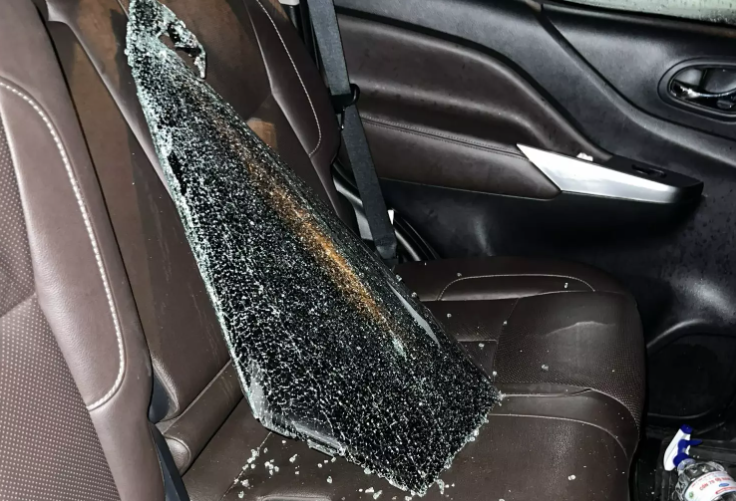  Đỗ xe vào nhà hàng, 2 xế hộp bị đập kính trộm tiền tỷ: 2 chiếc xe ô tô đỗ bên lề đường tại phường Phú Hòa, TP Thủ Dầu Một, tỉnh Bình Dương để vào nhà hàng ăn tối, khi trở ra thì tá hỏa phát hiện cửa kính bị trộm đập bể lấy đi nhiều tài sản giá trị và tiền mặt lên đến hơn 1 tỷ đồng. Ngày 4/5, Công an TP Thủ Dầu Một cho biết đang điều tra, làm rõ. 