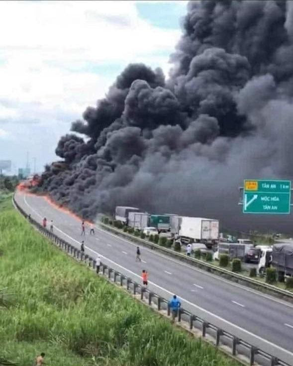 Cháy xe chở dầu trên cao tốc TP HCM - Trung Lương: Khoảng 12h45 ngày 4/5, trên cao tốc TPHCM - Trung Lương, xe tải chở nhớt đang lưu thông trên cao tốc hướng TP HCM về miền tây. Khi qua nút giao Tân An thì xe bốc cháy dữ dội, nhớt bị đổ tràn xuống đường khiến cháy lan rộng, kéo dài hàng trăm mét. Vụ cháy gây tắc đường nghiêm trọng cả 2 hướng gần từ TP HCM về miền Tây và ngược lại. 