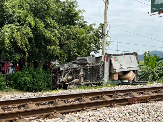  2 người thương vong sau khi tàu hỏa húc văng xe tải: Trưa 4/5, tại đường sắt Bắc Nam đoạn phía Bắc cầu Cấm, xã Nghi Yên, huyện Nghi Lộc (Nghệ An) tàu SE7 chạy hướng Bắc - Nam khi đến đoạn đường ngang dân sinh, bất ngờ đâm vào xe tải mang BKS 37C - 28415. Cú va chạm mạnh đã khiến 1 người trên xe tải (chưa rõ danh tính) tử vong tại chỗ, người còn lại bị thương nặng.