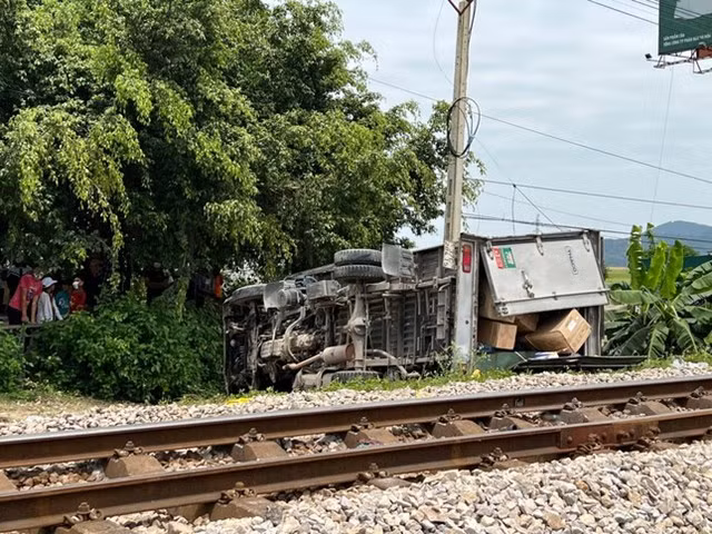  2 người thương vong sau khi tàu hỏa húc văng xe tải: Trưa 4/5, tại đường sắt Bắc Nam đoạn phía Bắc cầu Cấm, xã Nghi Yên, huyện Nghi Lộc (Nghệ An) tàu SE7 chạy hướng Bắc - Nam khi đến đoạn đường ngang dân sinh, bất ngờ đâm vào xe tải mang BKS 37C - 28415. Cú va chạm mạnh đã khiến 1 người trên xe tải (chưa rõ danh tính) tử vong tại chỗ, người còn lại bị thương nặng.