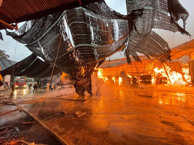 Cùng với đó, Phòng Cảnh sát PCCC&amp;CNCH cũng điều động 1 xe chỉ huy và 5 cán bộ chiến sĩ tới hiện trường để trực tiếp tham gia chỉ huy chữa cháy. Ngay sau khi đến đám cháy, chỉ huy Phòng Cảnh sát PCCC&amp;CNCH - Công an Thành phố đã thành lập Ban chỉ huy chữa cháy, triệu tập chỉ huy các đơn vị chữa cháy, chỉ đạo việc trinh sát đám cháy, thống nhất kỹ, chiến thuật tổ chức chữa cháy. Khu vực xảy cháy là xưởng gỗ dán của Công ty TNHH Hải Nam với quy mô 1 tầng với kết cấu khung thép, mái tôn.