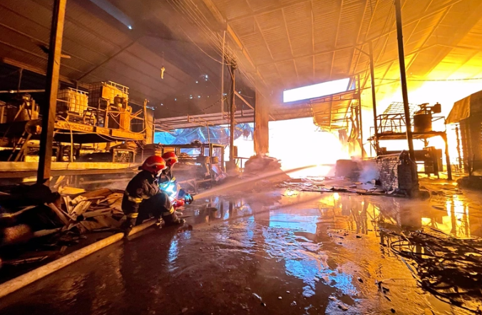 Qua trinh sát nắm tình hình, lực lượng Cảnh sát PCCC&amp;CNCH đã khai thác và đảm bảo nguồn nước phục vụ công tác chữa cháy. Đến khoảng 5h10 cùng ngày, lực lượng Cảnh sát PCCC&amp;CNCH đã cơ bản khống chế được đám cháy, ngăn chặn không để cháy lan sang nhà dân và các khu vực lân cận. Hiện tại, lực lượng Cảnh sát PCCC&amp;CNCH vẫn đang nỗ lực triển khai tổ chức chữa cháy trong khu vực đám cháy đã được khoanh vùng. Hiện vụ xưởng gỗ dán ở Hà Nội cháy dữ dội lúc rạng sáng đang được cơ quan chức năng điều tra, làm rõ.