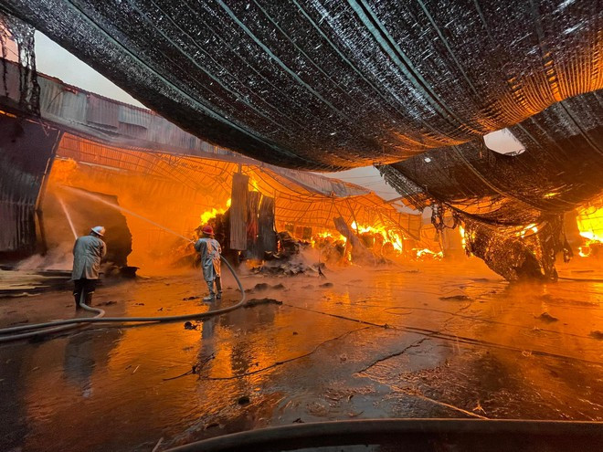 Nhận định tình hình đám cháy diễn biến phức tạp do chất cháy chủ yếu là các nguyên liệu dễ bắt cháy, vận tốc cháy lan nhanh, chỉ huy chữa cháy đã quyết định triển khai các mũi tấn công để chữa cháy và ngăn cháy lan sang các khu vực lân cận. Đồng thời, chỉ đạo các lực lượng Công an xã, Đội cảnh sát Giao thông, trật tự và các lực lượng chức năng,… tổ chức phân luồng giao thông và đảm bảo an ninh trật tự khu vực xảy cháy.