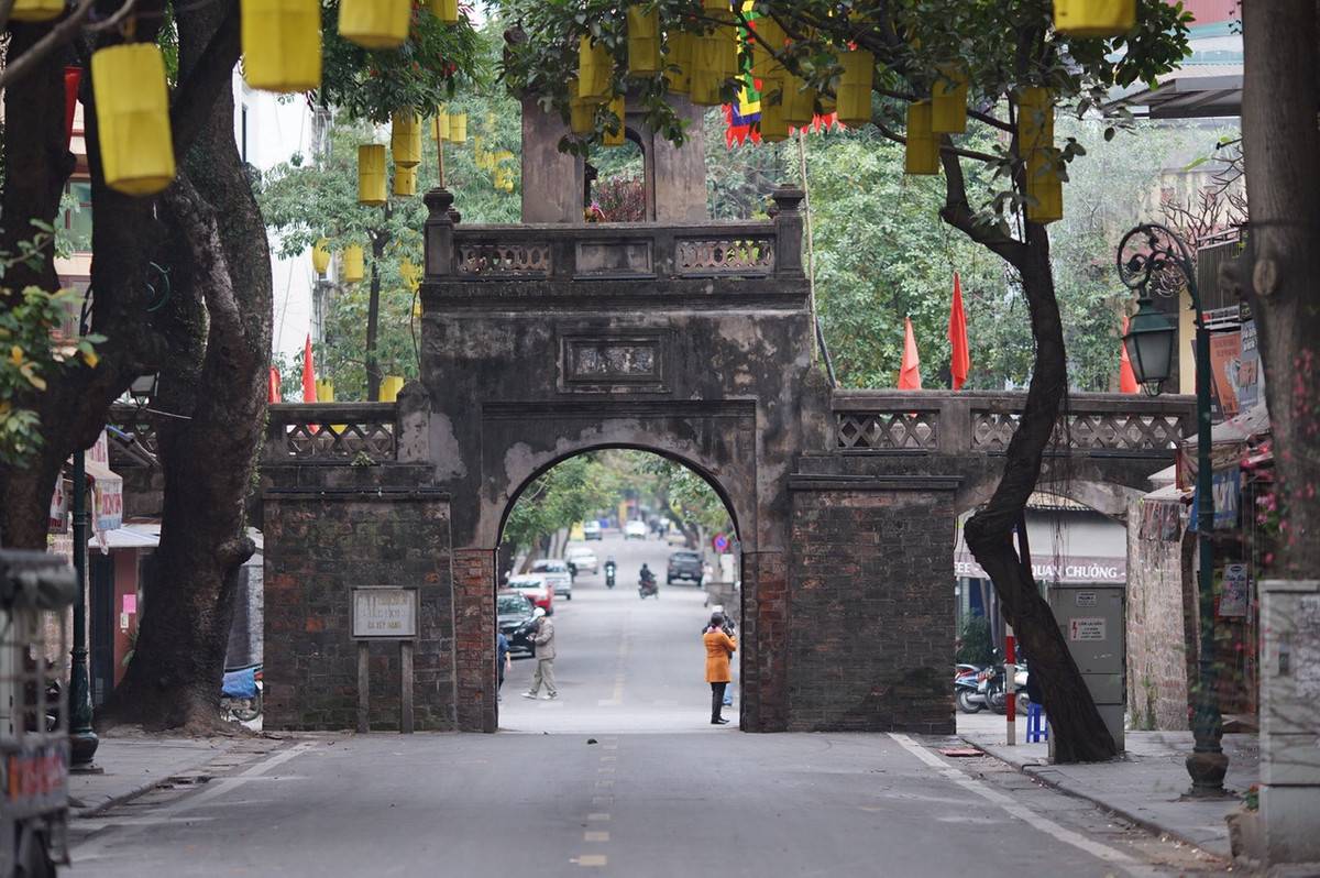 Thu do Ha Noi vang ve khong tieng xe co sang dau nam moi Nham Dan 2022-Hinh-2