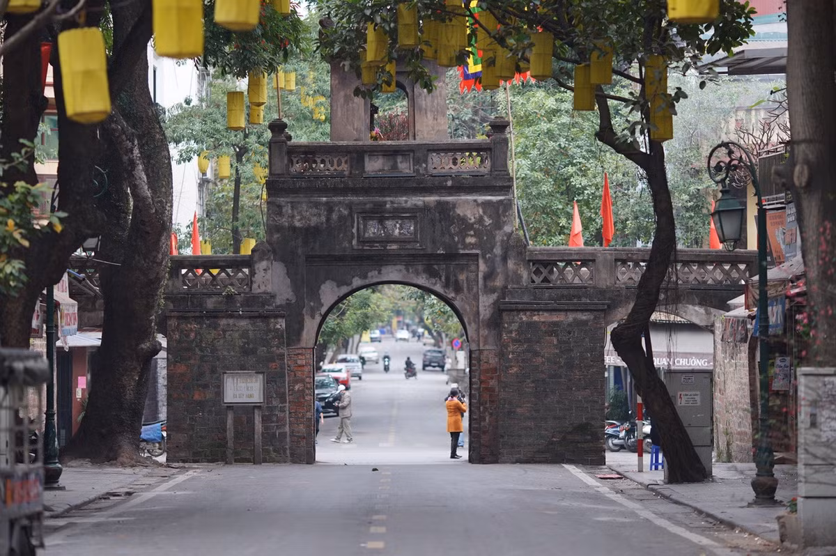 Thời tiết rét lạnh khiến người dân ra đường đón năm mới muộn hơn.