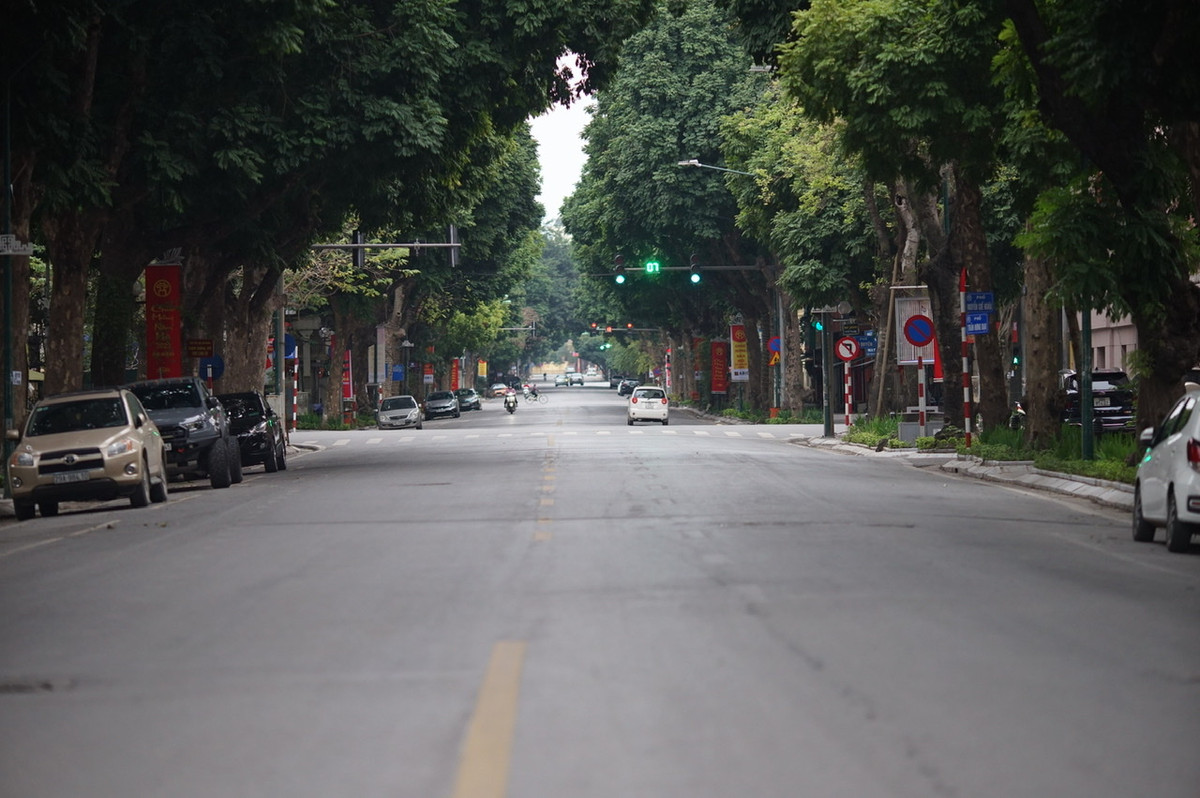 Các tuyến phố chính của Hà Nội như Hai Bà Trưng, Trần Hưng Đạo, Lý Thường Kiệt… cũng vắng bóng người.