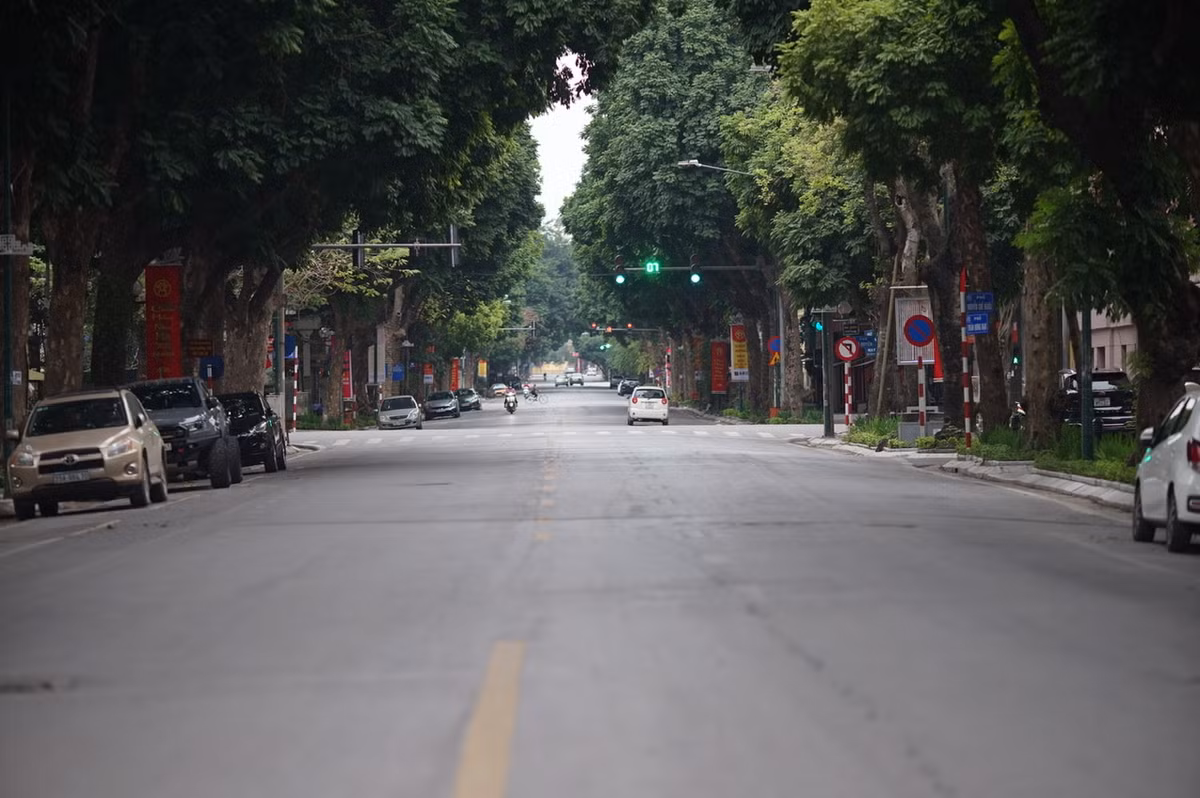Các tuyến phố chính của Hà Nội như Hai Bà Trưng, Trần Hưng Đạo, Lý Thường Kiệt… cũng vắng bóng người.