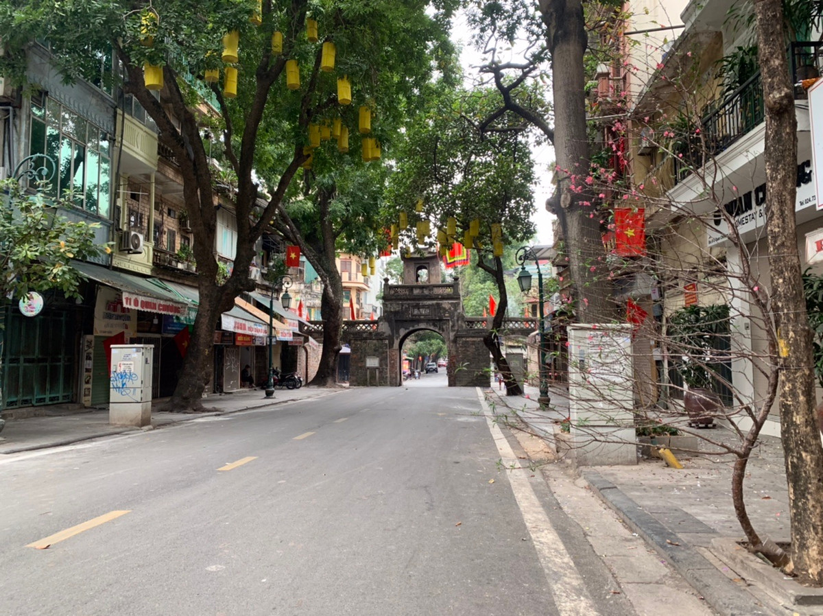 9 giờ sáng nhưng vẫn rất ít người ra các điểm nổi tiếng của Hà Nội để đón năm mới.