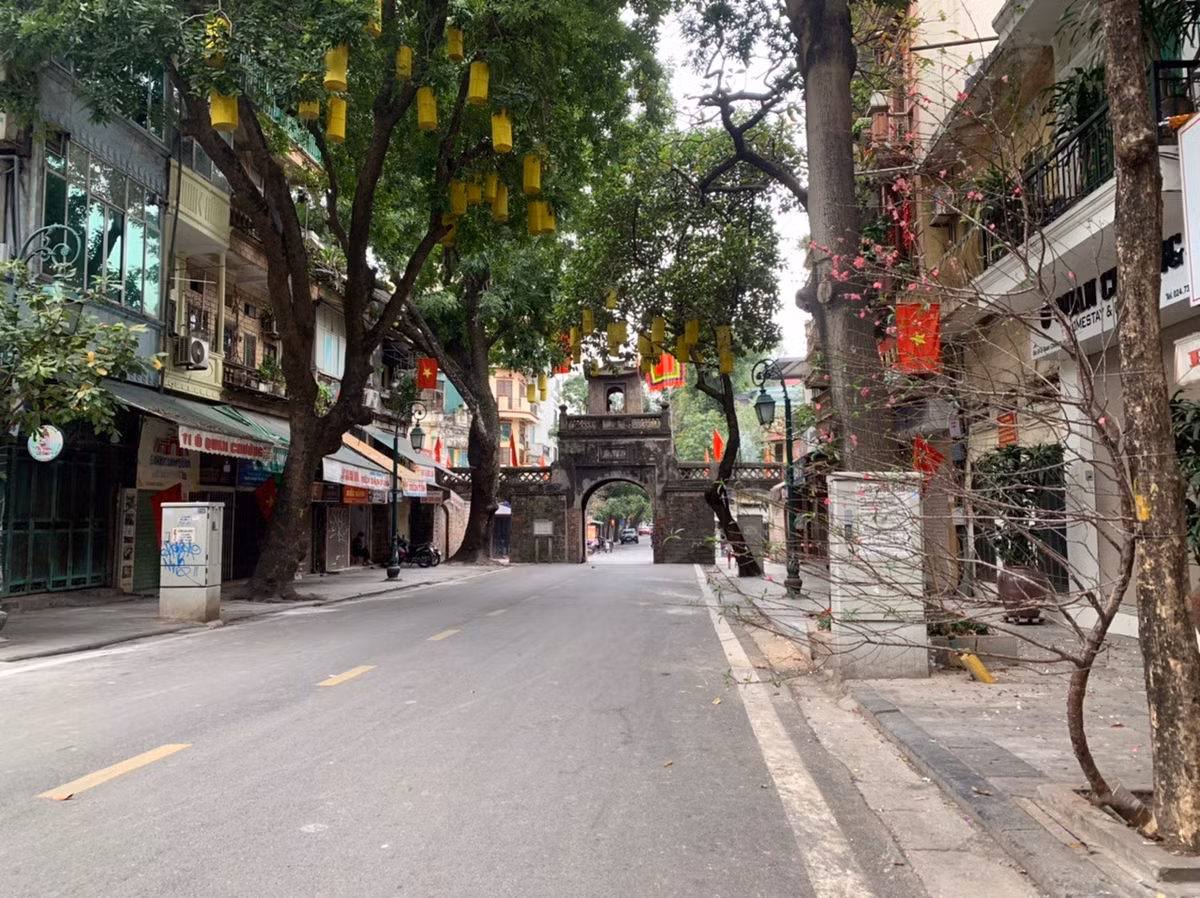 9 giờ sáng nhưng vẫn rất ít người ra các điểm nổi tiếng của Hà Nội để đón năm mới.