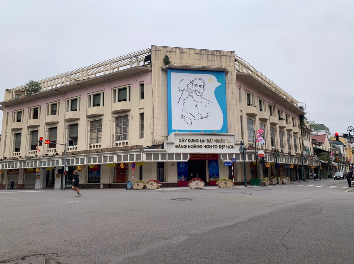 Ngã tư Tràng Tiền và các tuyến phố quanh Hồ Hoàn Kiếm rất ít bóng phương tiện giao thông.