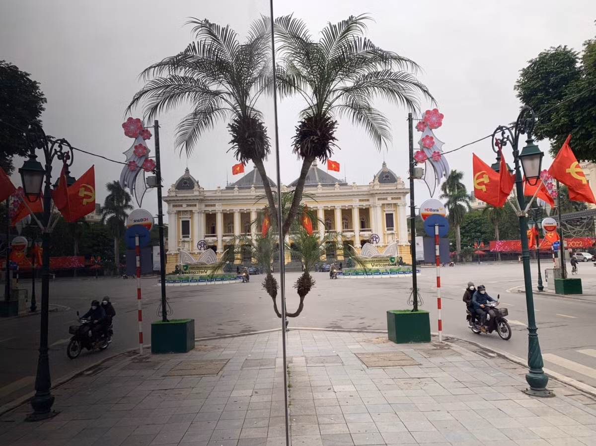 Phố Tràng Tiền đẹp dịu dàng trong sáng đầu năm mới.