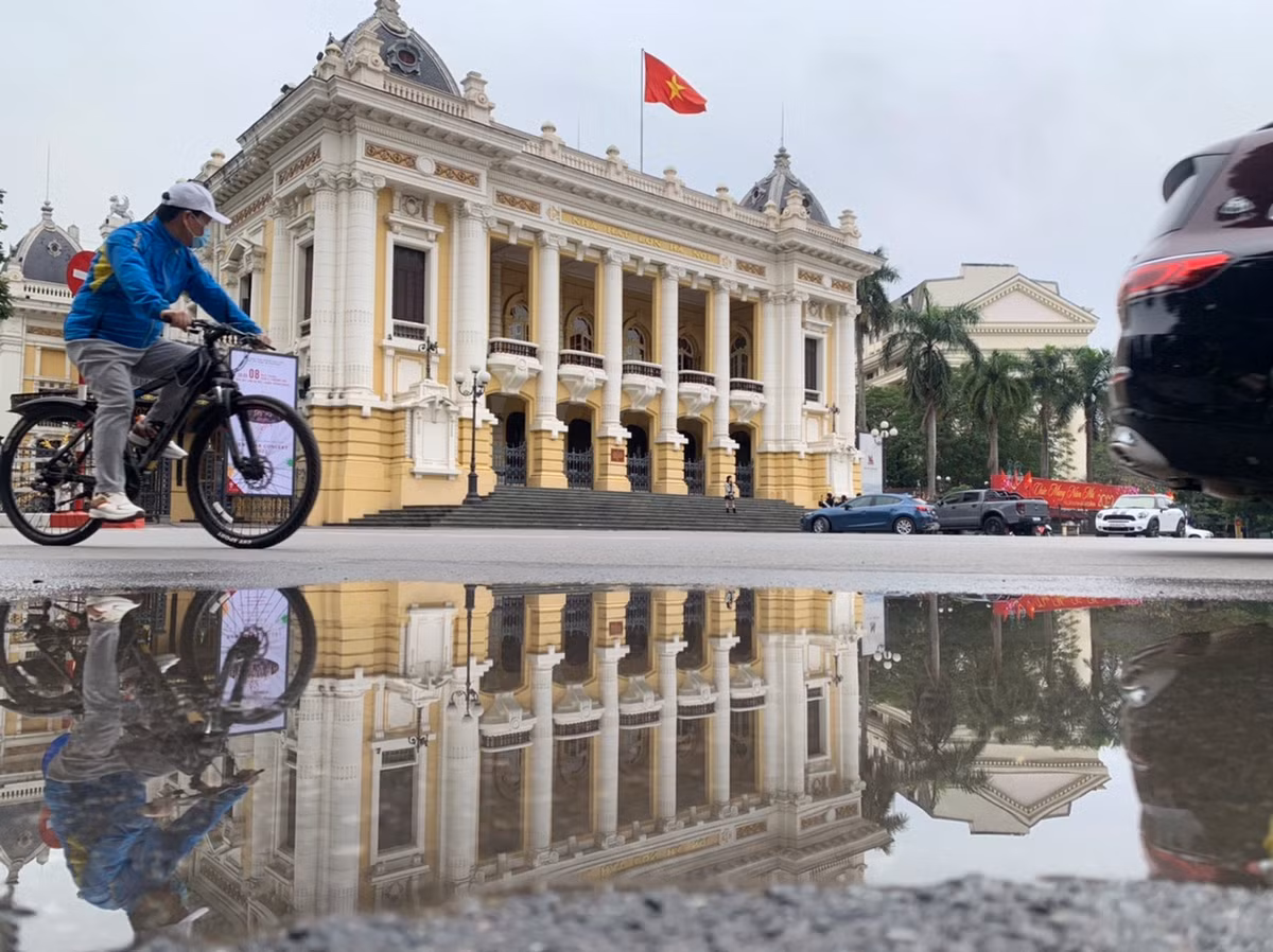 Nhà Hát Lớn Thành phố có vài người dừng lại chụp ảnh ghi lại khoảnh khắc bình yên của Hà Nội.
