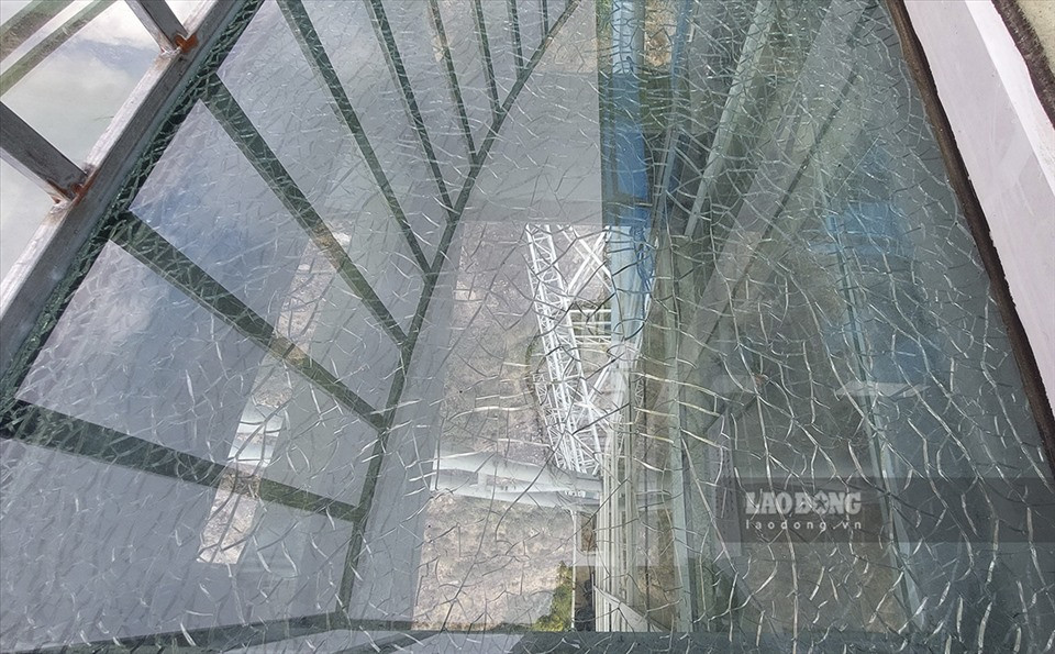 Chiều 12.2, đoàn công tác liên ngành của UBND tỉnh Lai Châu đã tiến hành kiểm tra xác minh thông tin. Tuy xác định đây không phải là sự cố nhưng đoàn công tác vẫn yêu cầu chủ đầu tư thay tấm kính để du khách yên tâm.