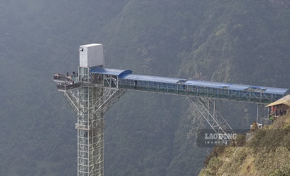 Theo đại diện Ban quản lý, trong 2 ngày vừa qua đã có trên 1.200 khách đến trải nghiệm, trong đó rất nhiều khách đến để xem tấm kính vỡ... tăng gấp 2 những ngày trước đó.
