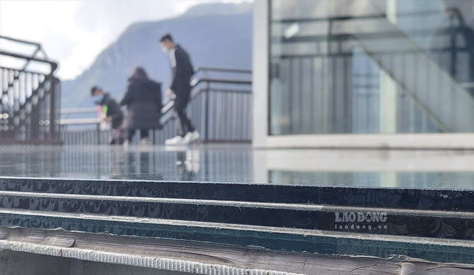 Đại diện chủ đầu tư công trình này cũng cho biết, kính được dùng cho công trình này gồm 3 lớp kính cường lực, xen kẽ là 4 lớp phim đặc biệt. Trong trường hợp cả 3 lớp kính bị nứt, vỡ thì vẫn đảm bảo an toàn cho du khách.