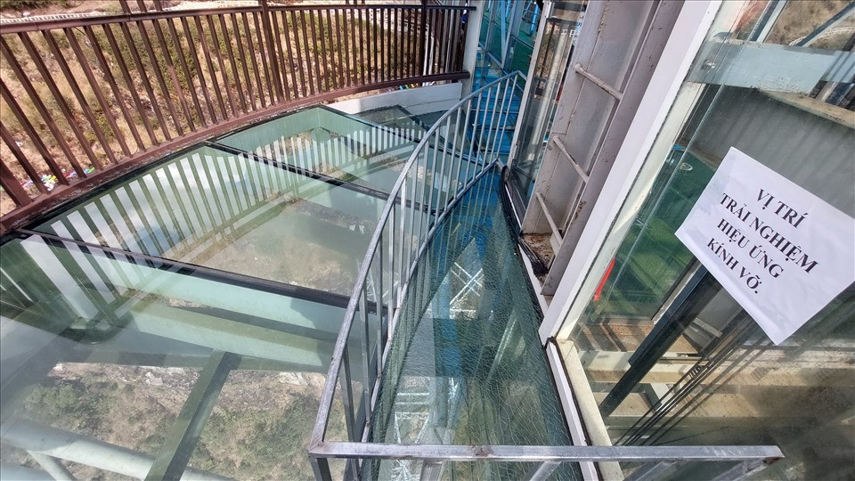 Theo quan sát của PV, diện tích tấm kính tạo hiệu ứng vỡ chỉ rộng bằng khoảng 1/5 tấm kính bên cạnh.