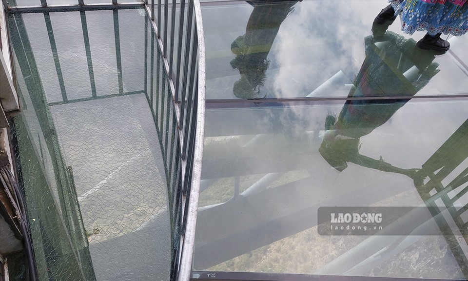 Trước đó, thông tin Cầu kính Rồng Mây bị nứt được chủ tài khoản TikTok đăng tải vào chiều 11.2 đã gây sự chú ý của cộng đồng mạng và dư luận xã hội.