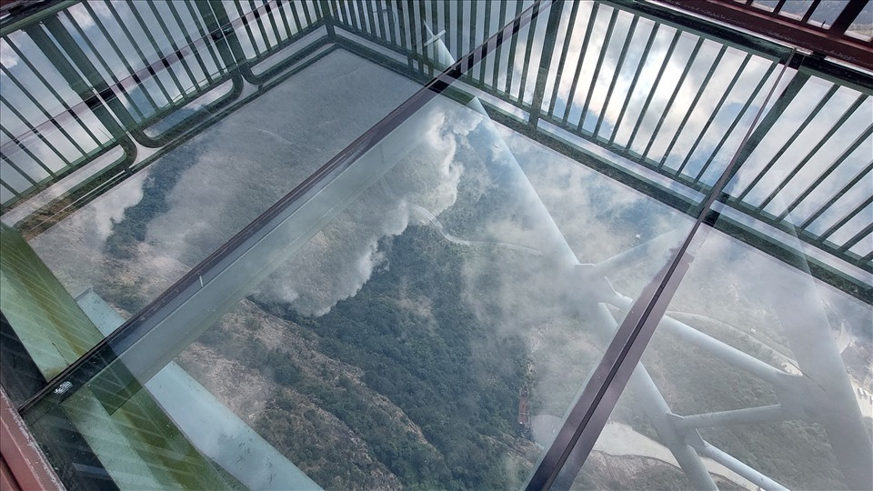 Vị này cũng cho biết, do loại kính đặc chủng phải nhập từ Mỹ sau đó lại phải xử lý kỹ thuật từ Hà Nội rồi mới chuyển lên để thay thế nên nhanh nhất phải hết 1 tuần.