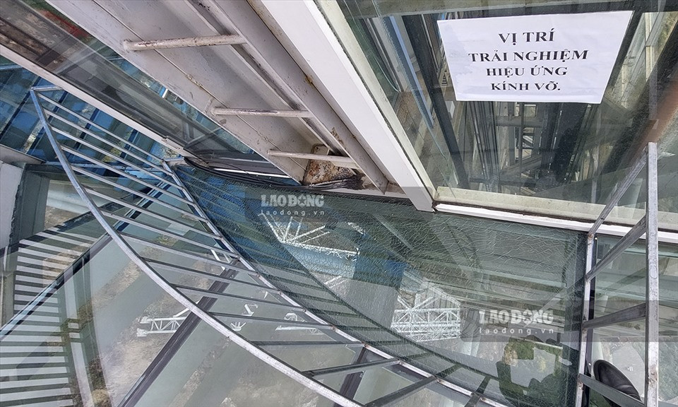 Chủ đầu tư của công trình này cũng hứa sẽ thay tấm kính mới vào vị trí này trong 10 ngày. Ngay sau đó đơn vị này cũng đã làm một bức song chắn và dán thông tin “Vị trí trải nghiệm hiệu ứng kính vỡ“ để du khách khỏi hoang mang.