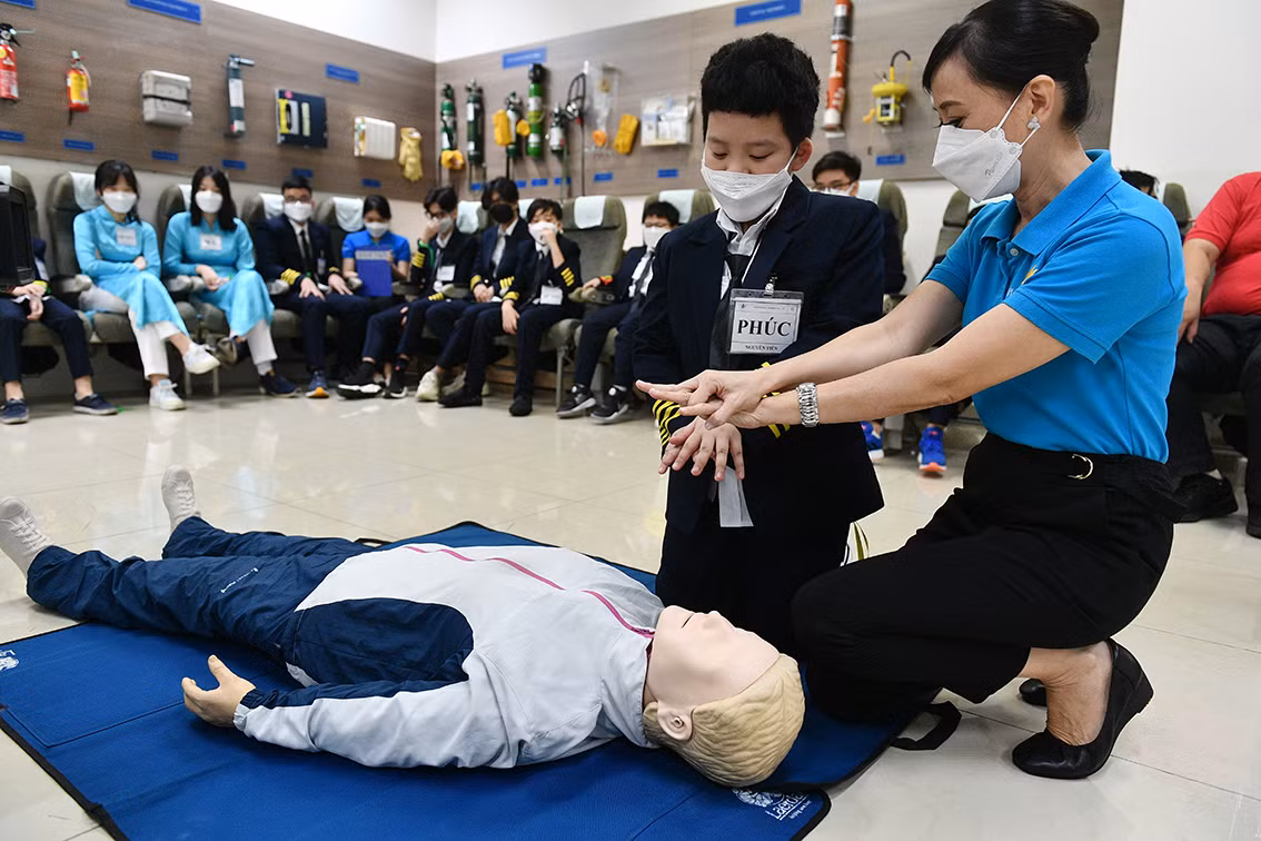 Đây là lần đầu tiên tại Việt Nam xuất hiện chương trình thực tế hấp dẫn này. Các bạn nhỏ sẽ được "nhập vai" phi công, tiếp viên hàng không để học cách xử lý khi gặp sự cố.