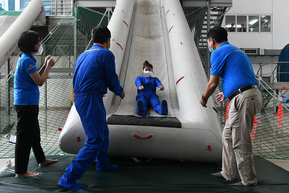 Đặc biệt, các em nhỏ sẽ được hướng dẫn cách thoát hiểm đúng cách khi gặp sự cố hàng không.