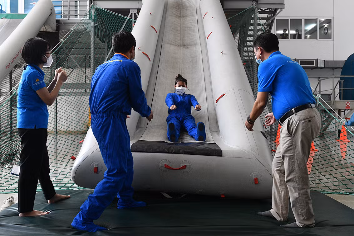 Đặc biệt, các em nhỏ sẽ được hướng dẫn cách thoát hiểm đúng cách khi gặp sự cố hàng không.