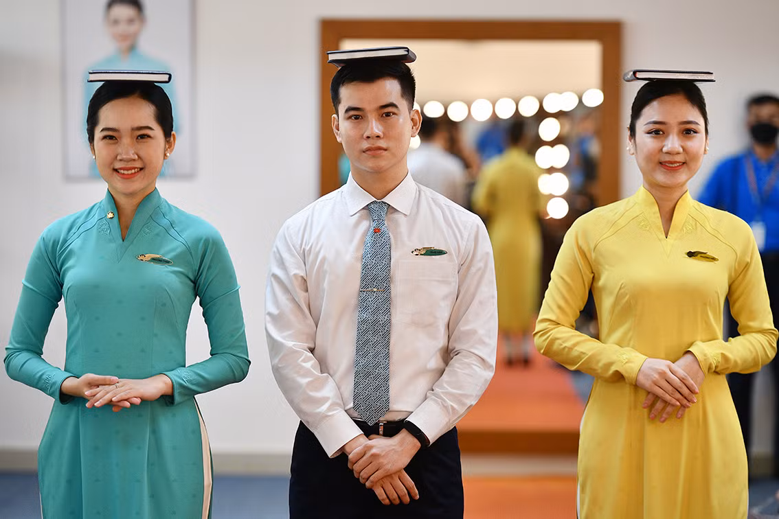 Với những bạn yêu thích nghề tiếp viên hàng không sẽ được trực tiếp khám phá công việc này.