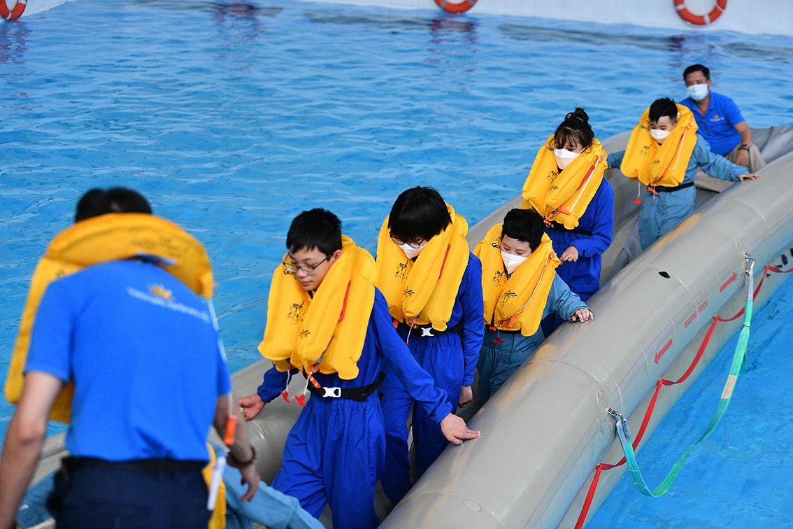 Một bạn nhỏ tham gia chương trình chia sẻ: "Đây là lần đầu tiên em được trải nghiệm tình huống thế này. Mọi thứ rất thú vị ngay cả khi em được trực tiếp giật bung chiếc áo phao".