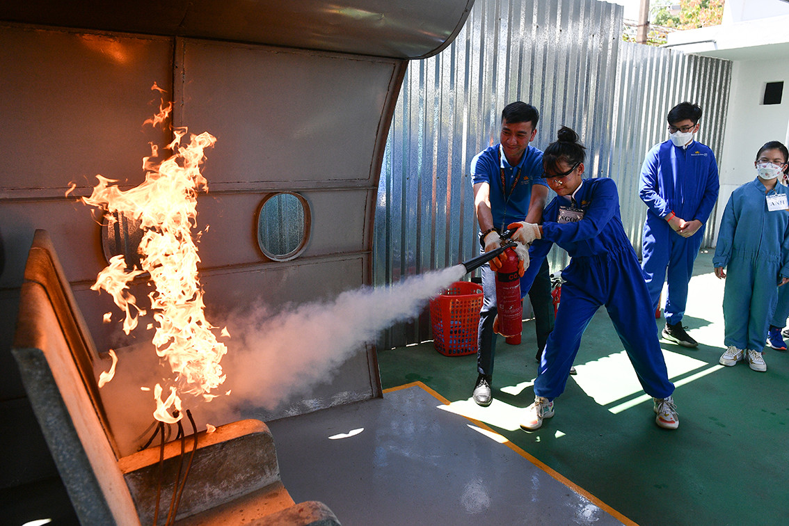 Xử lý sự cố cháy trên máy bay.