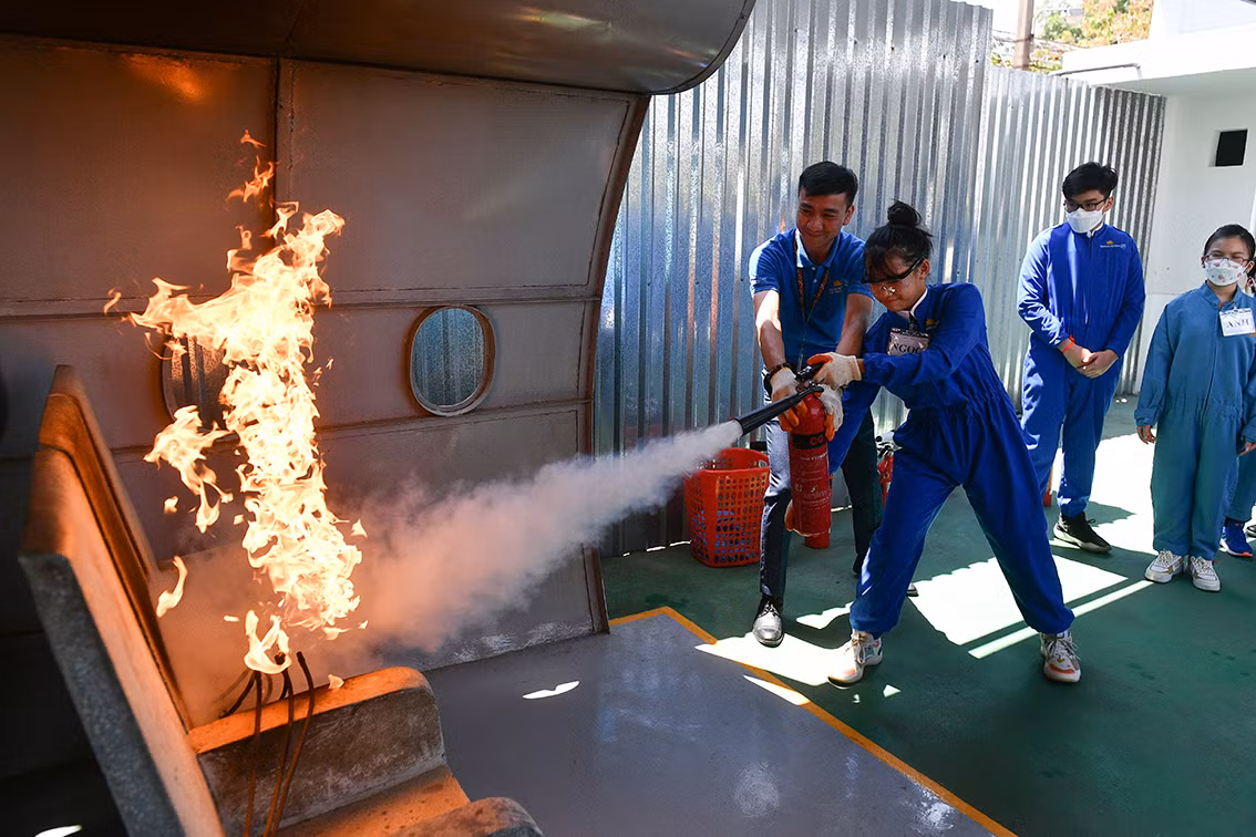 Xử lý sự cố cháy trên máy bay.