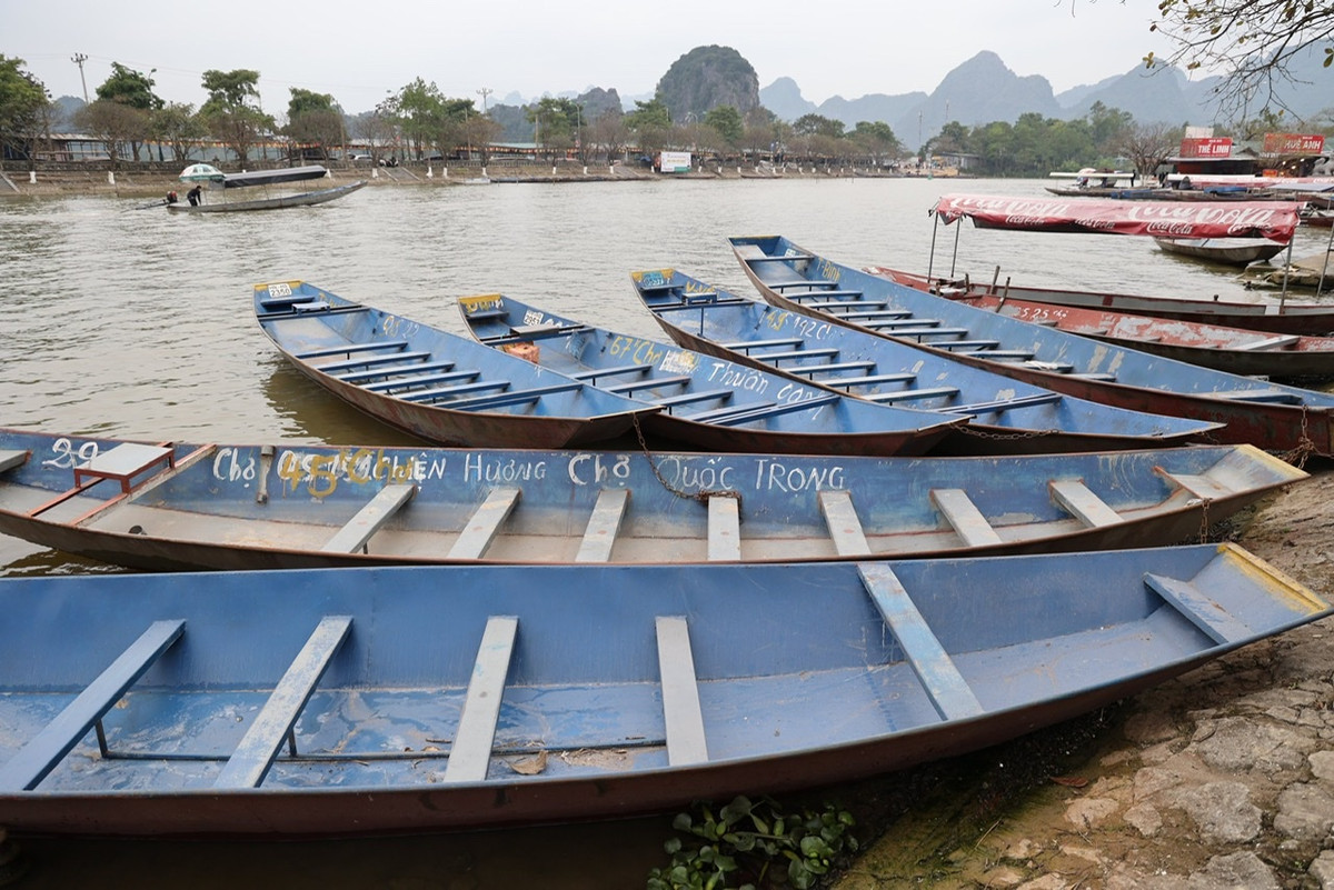 Đến gần giữa tháng 3/2021, khi dịch COVID-19 tạm thời được khống chế, chùa Hương mới mở cửa đón khách trở lại.