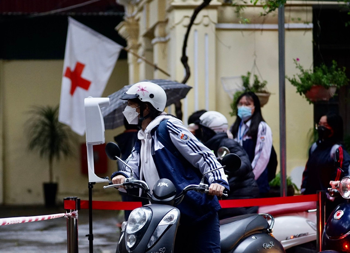 Công tác phòng chống dịch COVID-19 được thực hiện nghiêm tại các cổng trường.