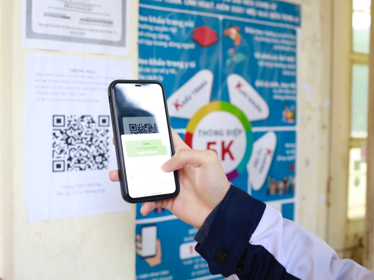 Tại mỗi lớp học, nhà trường đều dán thông báo phòng chống dịch theo tiêu chuẩn 5K và mã quét QR Code.